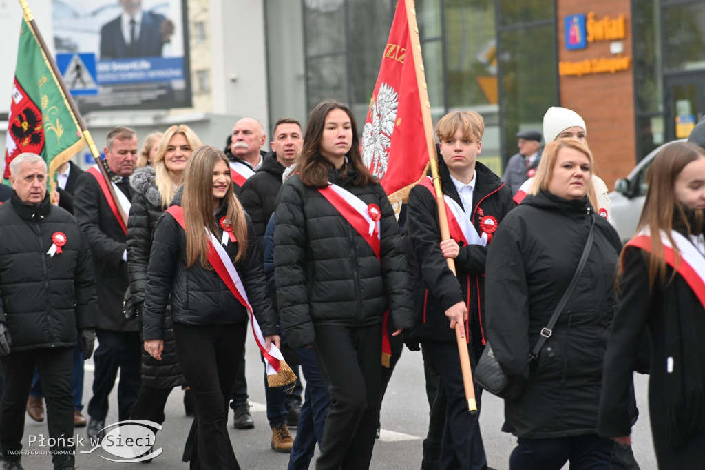 Płońszczanie pod pomnikiem Piłsudskiego