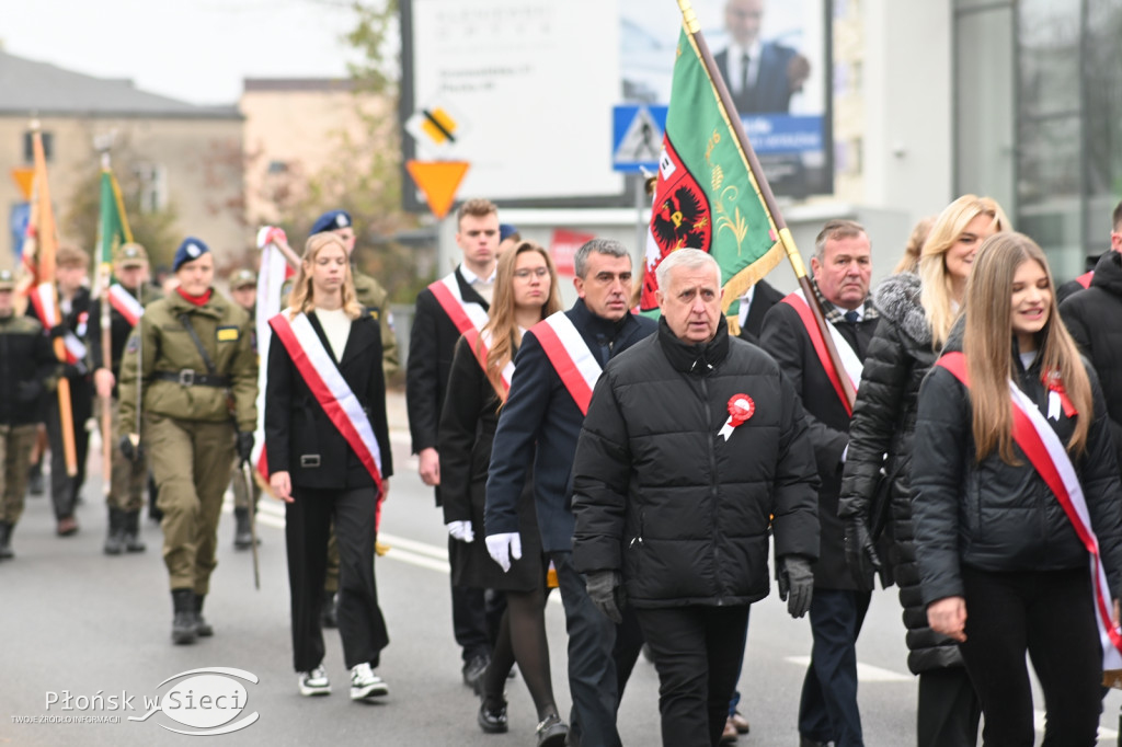 Płońszczanie pod pomnikiem Piłsudskiego