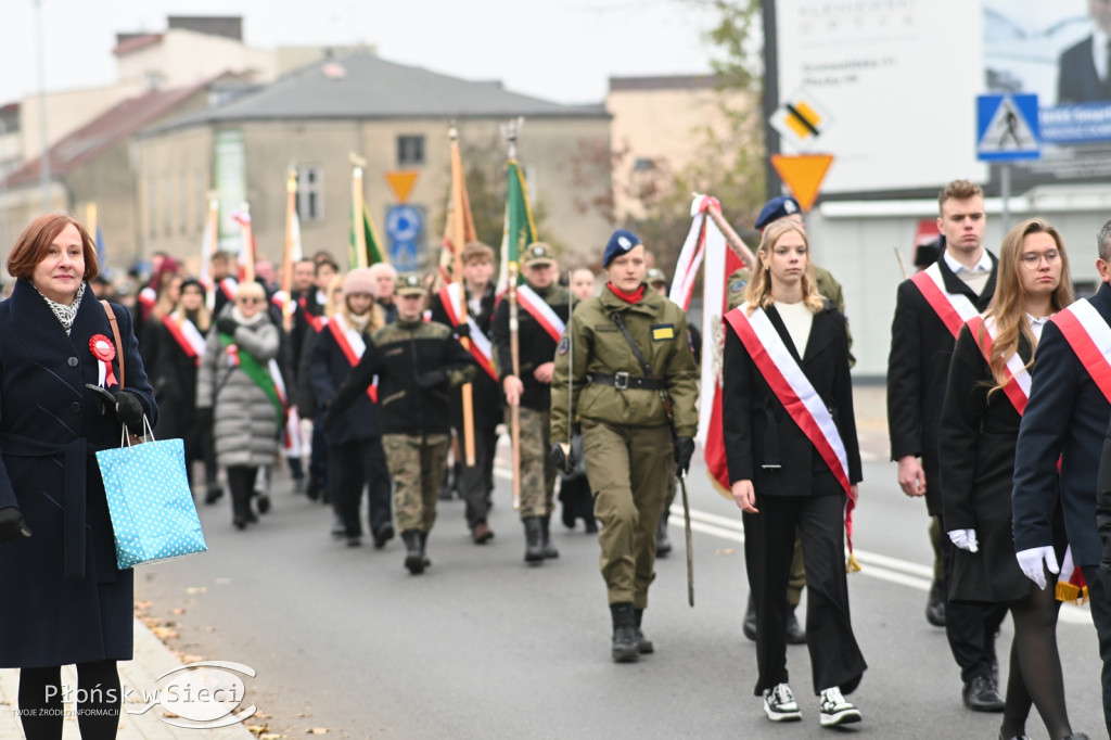 Płońszczanie pod pomnikiem Piłsudskiego