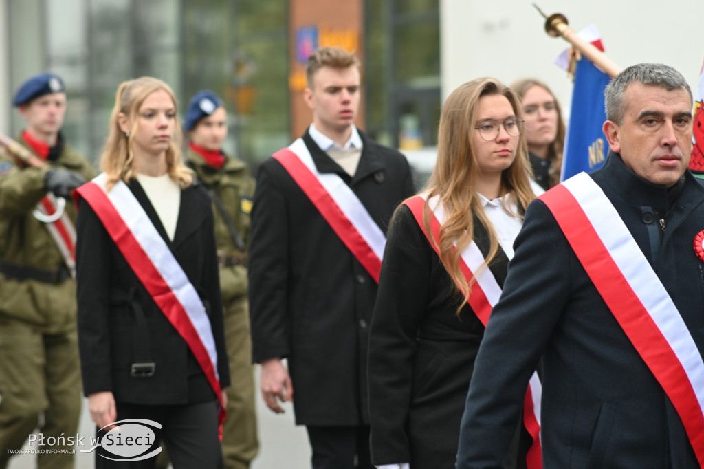 Płońszczanie pod pomnikiem Piłsudskiego