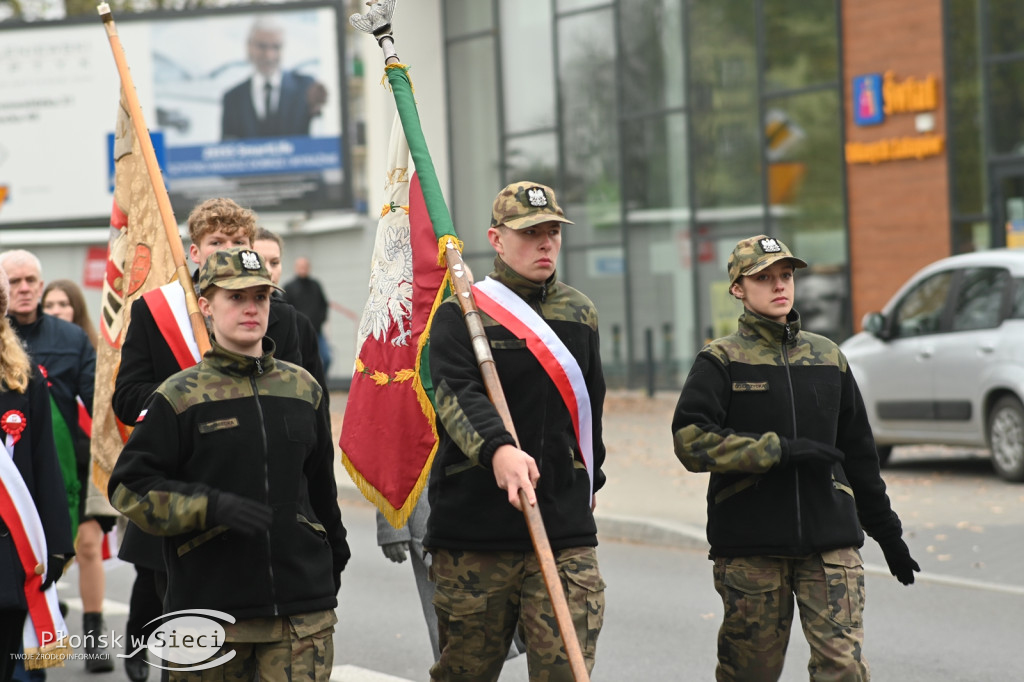 Płońszczanie pod pomnikiem Piłsudskiego