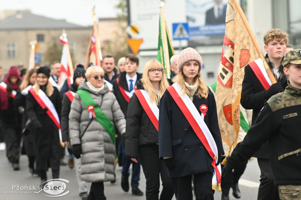 Płońszczanie pod pomnikiem Piłsudskiego