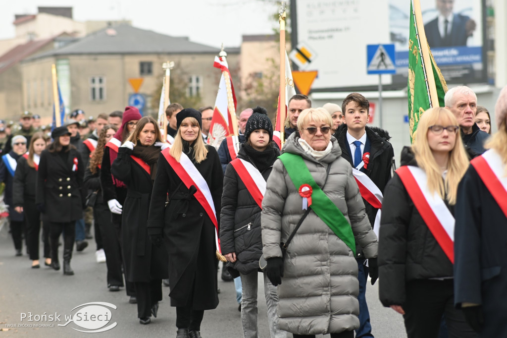 Płońszczanie pod pomnikiem Piłsudskiego