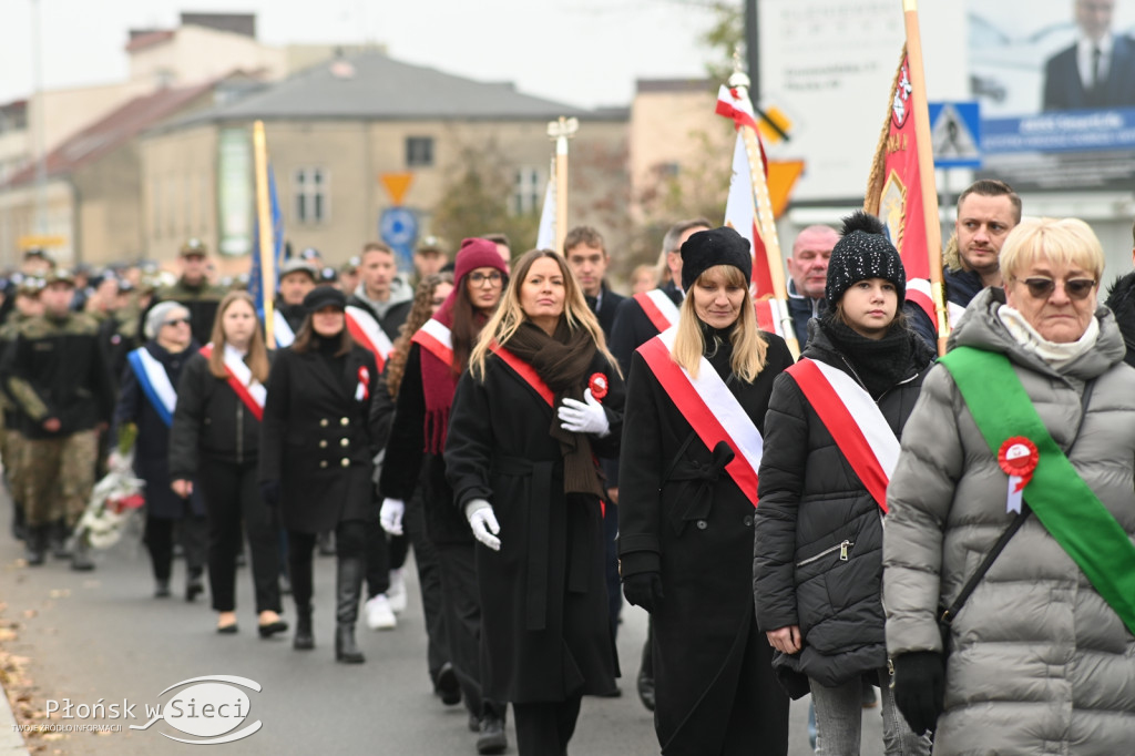 Płońszczanie pod pomnikiem Piłsudskiego