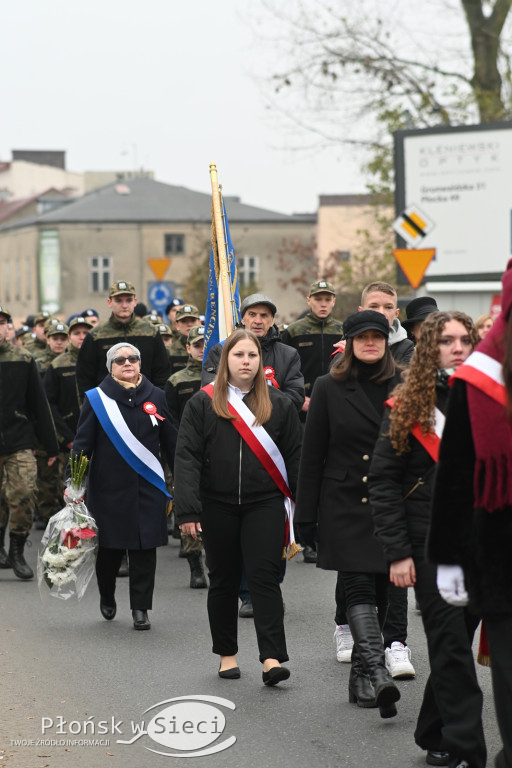 Płońszczanie pod pomnikiem Piłsudskiego