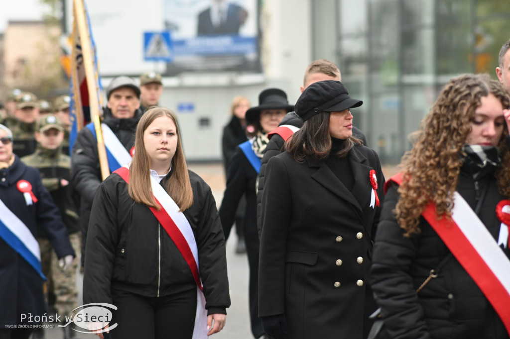 Płońszczanie pod pomnikiem Piłsudskiego