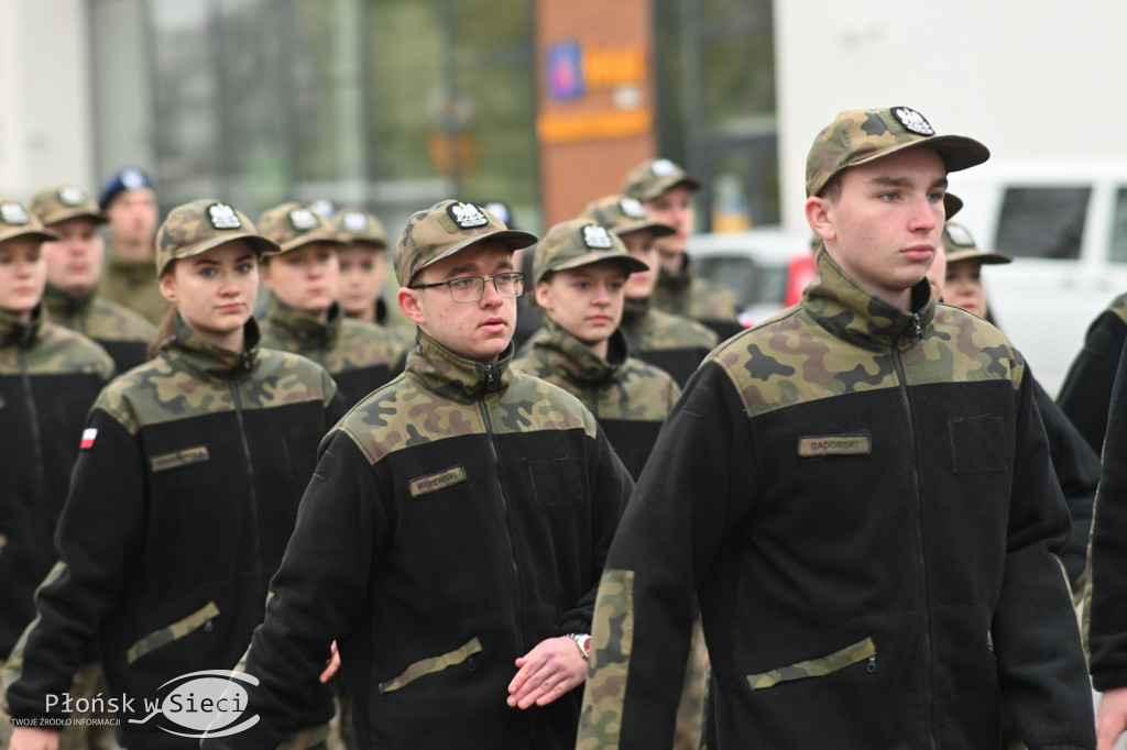 Płońszczanie pod pomnikiem Piłsudskiego