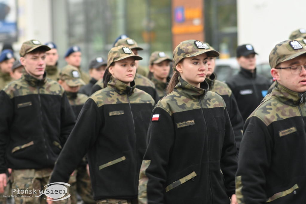 Płońszczanie pod pomnikiem Piłsudskiego