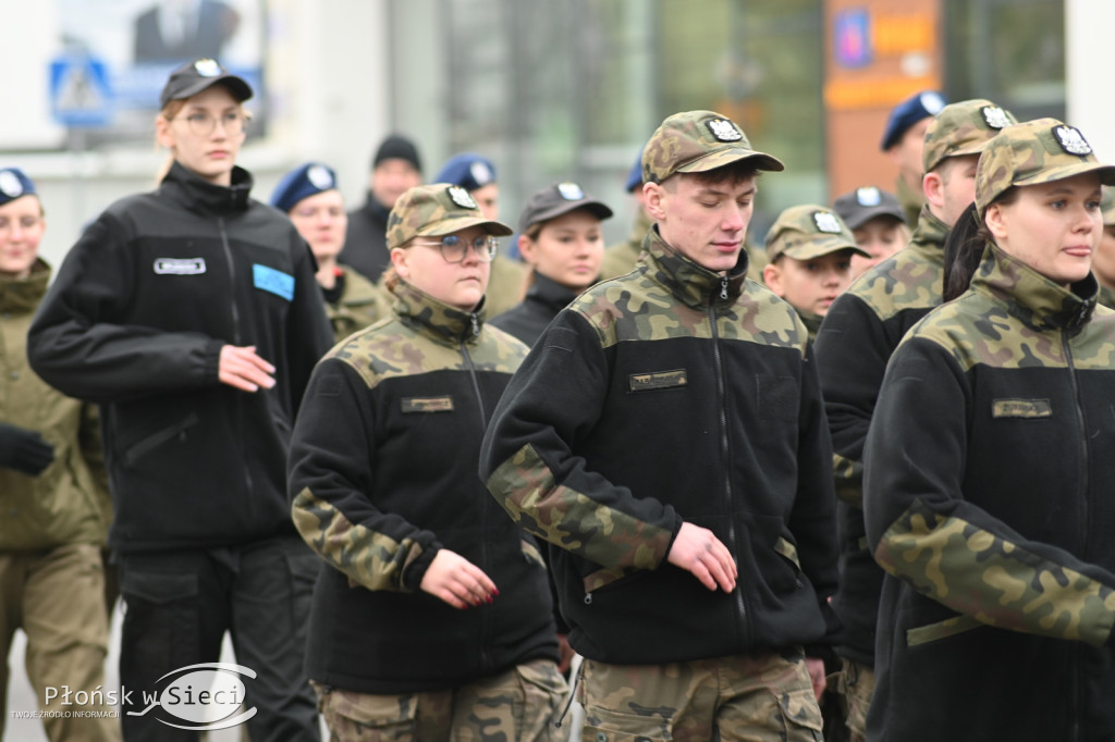 Płońszczanie pod pomnikiem Piłsudskiego