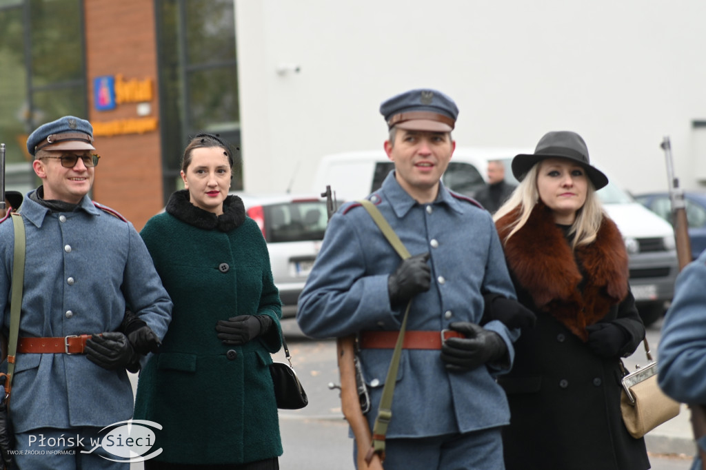 Płońszczanie pod pomnikiem Piłsudskiego