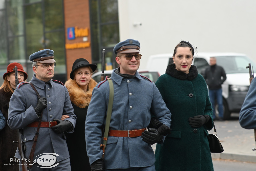 Płońszczanie pod pomnikiem Piłsudskiego