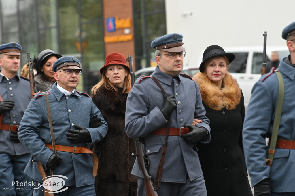 Płońszczanie pod pomnikiem Piłsudskiego