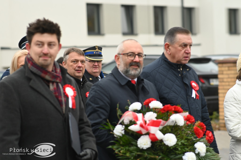 Płońszczanie pod pomnikiem Piłsudskiego