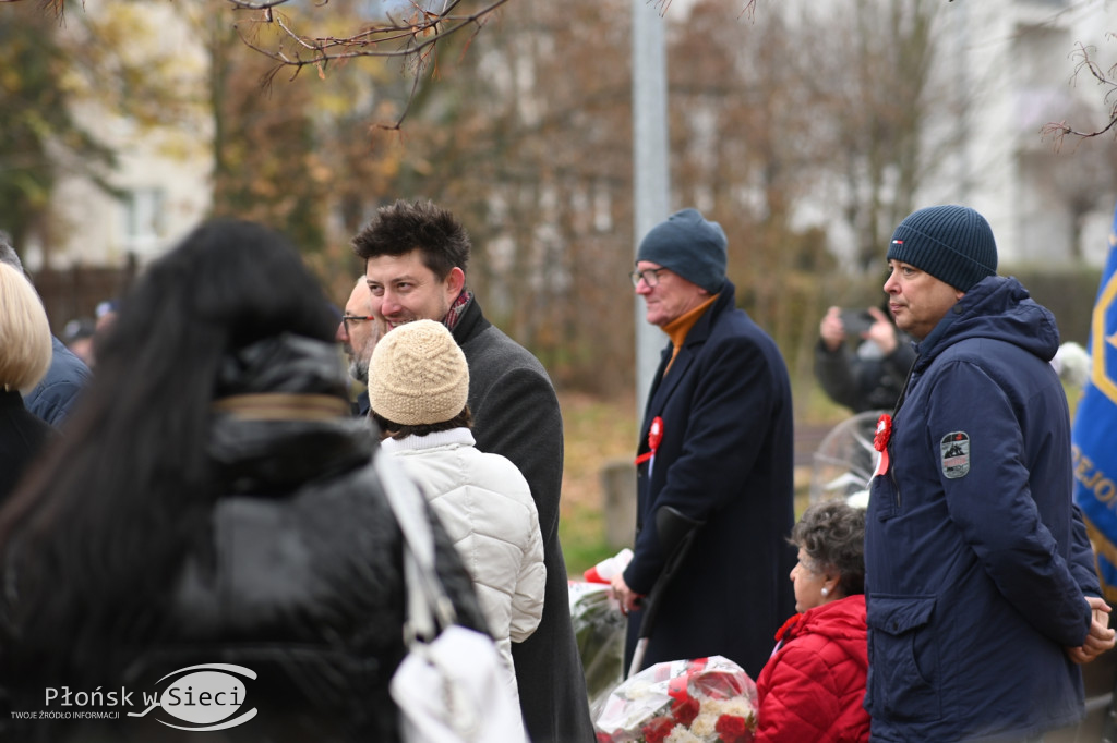 Płońszczanie pod pomnikiem Piłsudskiego