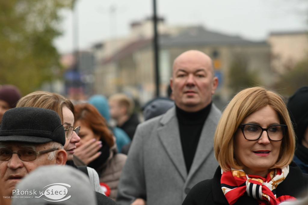 Płońszczanie pod pomnikiem Piłsudskiego