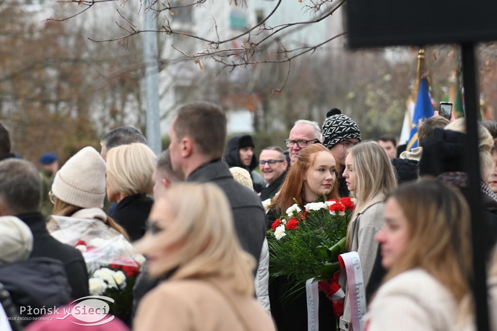 Płońszczanie pod pomnikiem Piłsudskiego