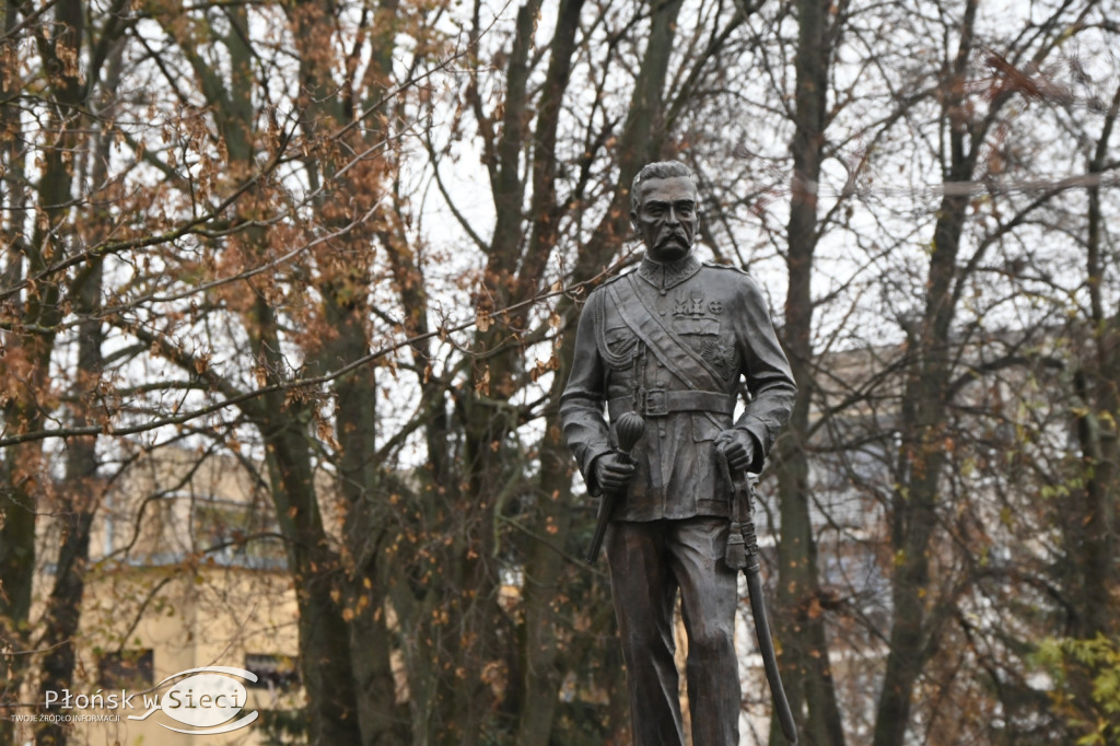 Płońszczanie pod pomnikiem Piłsudskiego