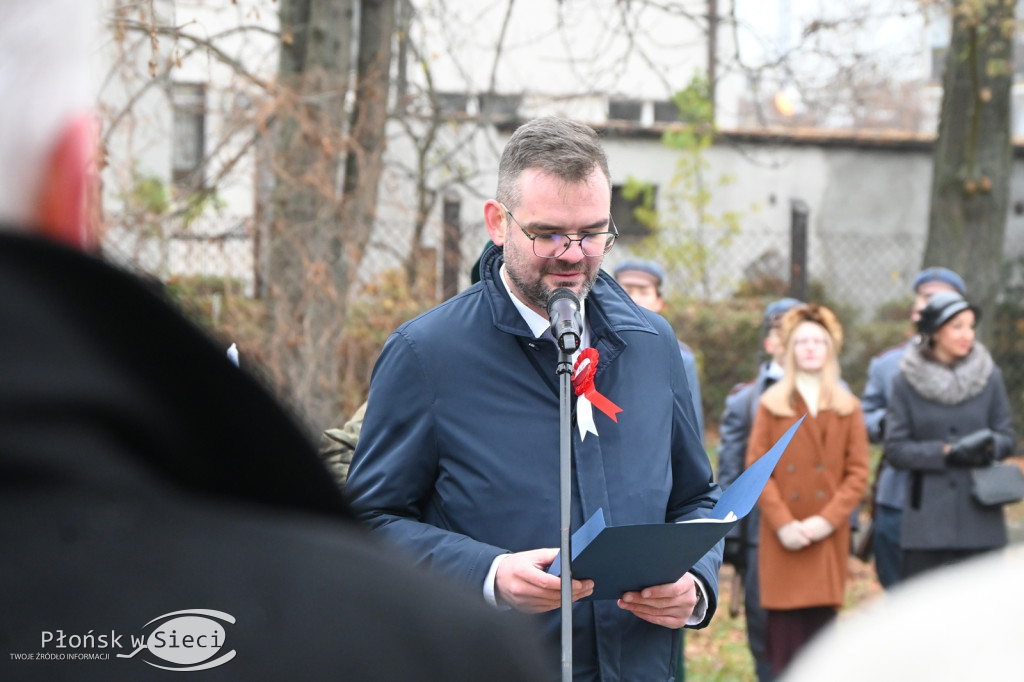 Płońszczanie pod pomnikiem Piłsudskiego