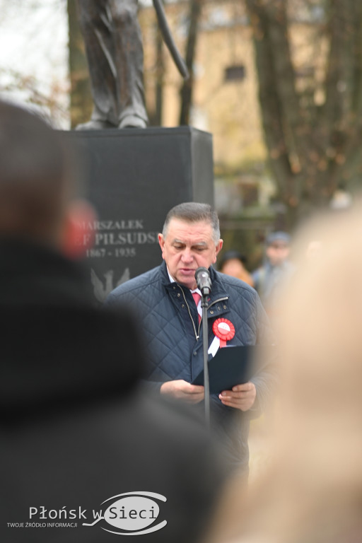 Płońszczanie pod pomnikiem Piłsudskiego