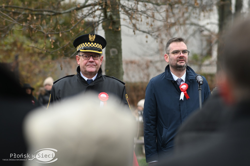 Płońszczanie pod pomnikiem Piłsudskiego