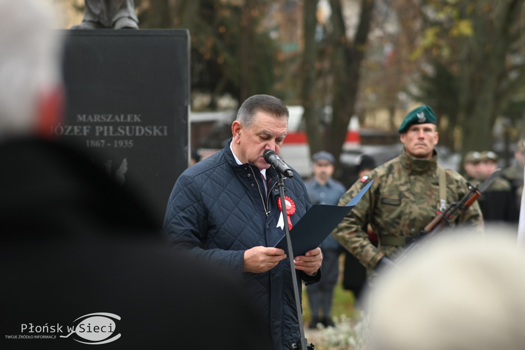 Płońszczanie pod pomnikiem Piłsudskiego