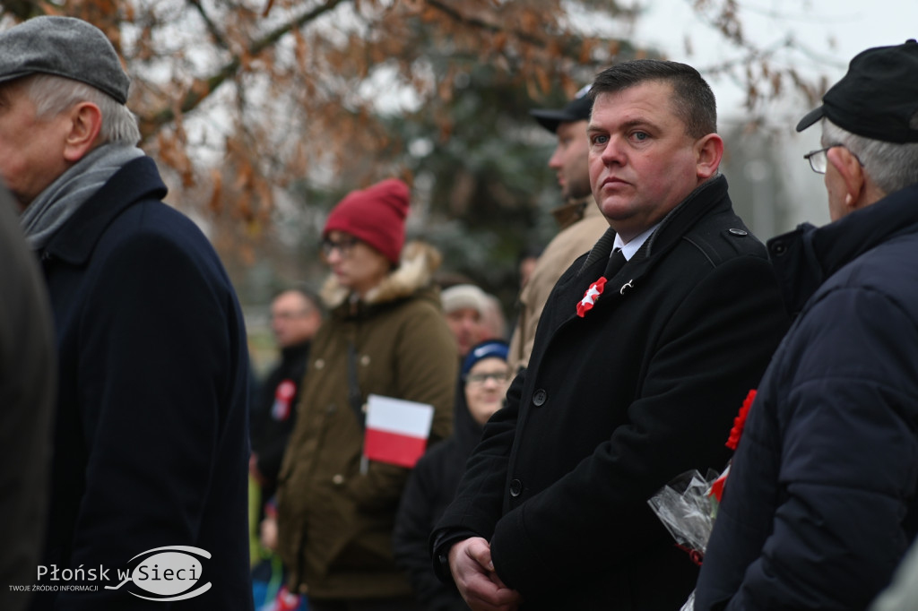 Płońszczanie pod pomnikiem Piłsudskiego