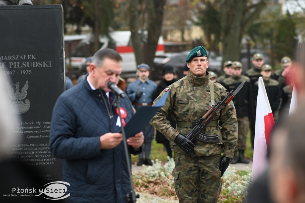 Płońszczanie pod pomnikiem Piłsudskiego