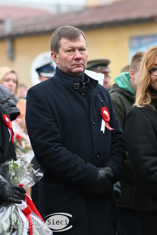 Płońszczanie pod pomnikiem Piłsudskiego