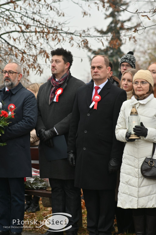 Płońszczanie pod pomnikiem Piłsudskiego