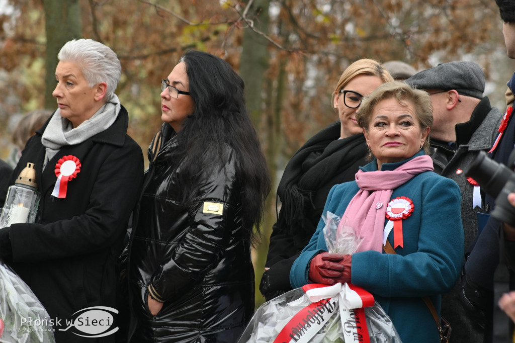 Płońszczanie pod pomnikiem Piłsudskiego