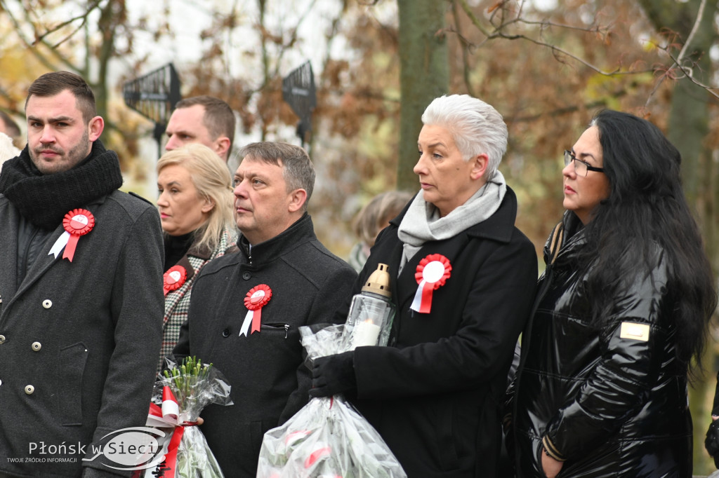 Płońszczanie pod pomnikiem Piłsudskiego