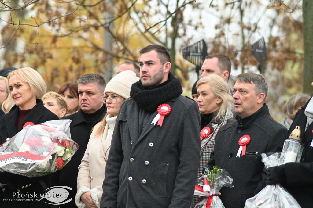 Płońszczanie pod pomnikiem Piłsudskiego