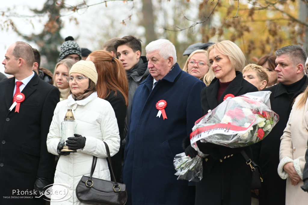 Płońszczanie pod pomnikiem Piłsudskiego