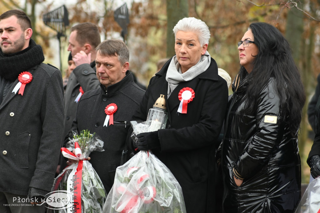 Płońszczanie pod pomnikiem Piłsudskiego