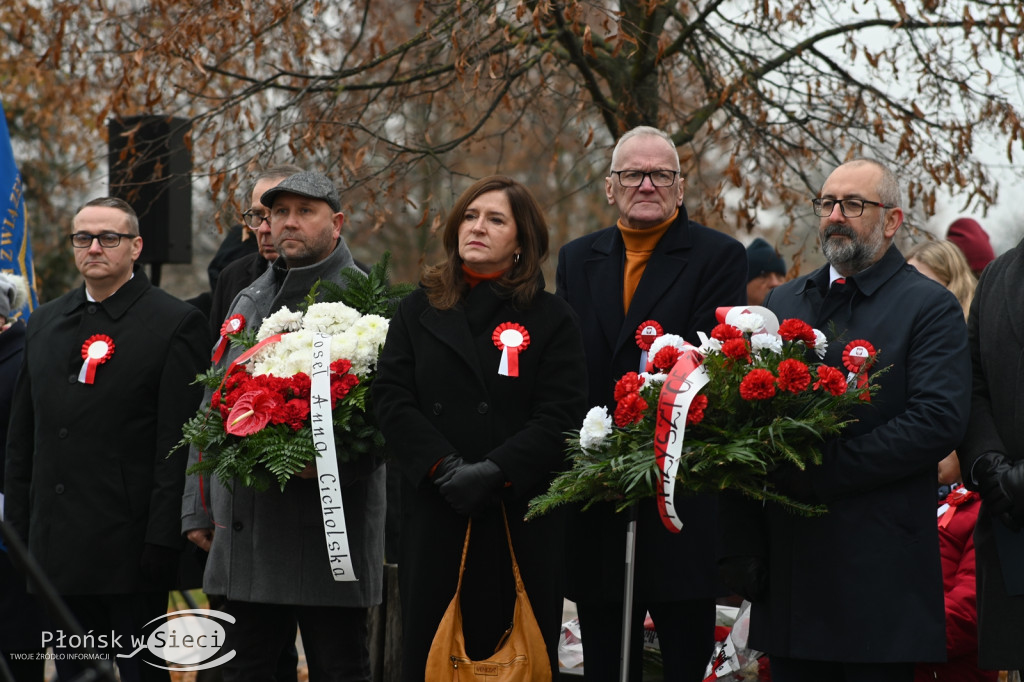 Płońszczanie pod pomnikiem Piłsudskiego