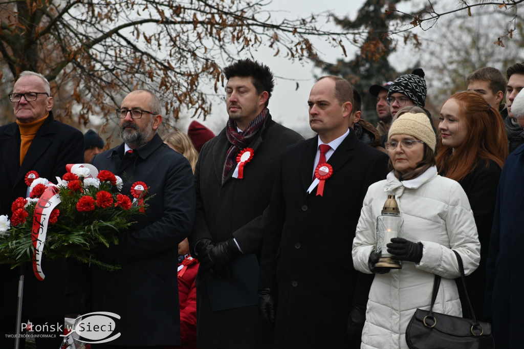 Płońszczanie pod pomnikiem Piłsudskiego