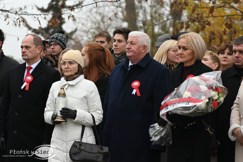 Płońszczanie pod pomnikiem Piłsudskiego