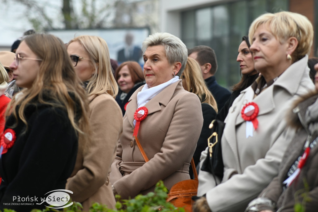 Płońszczanie pod pomnikiem Piłsudskiego