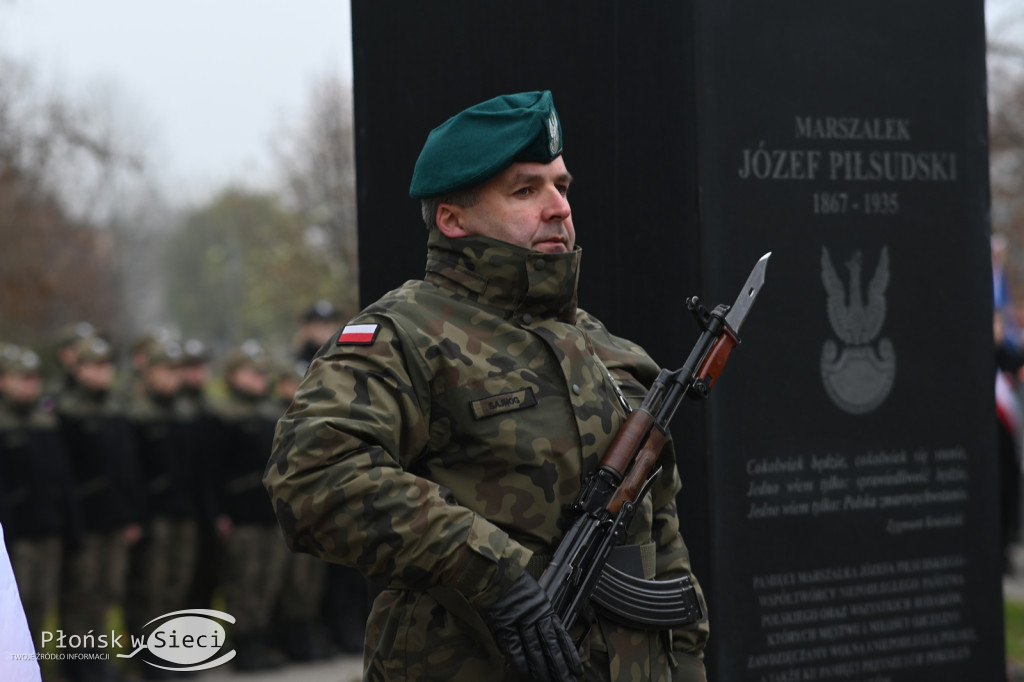 Płońszczanie pod pomnikiem Piłsudskiego