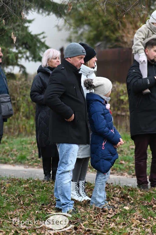 Płońszczanie pod pomnikiem Piłsudskiego