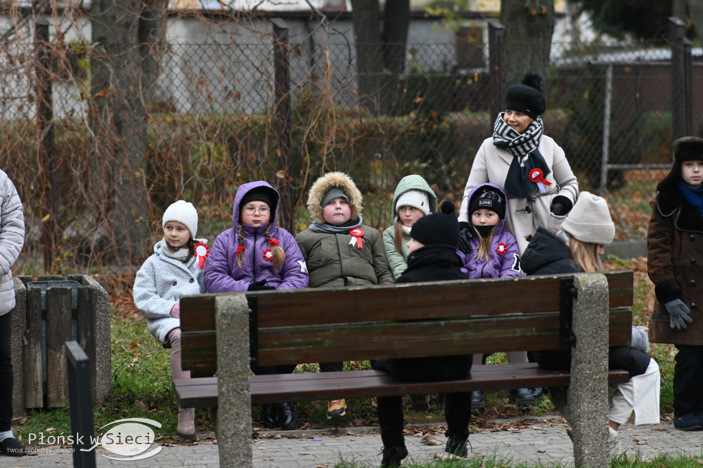 Płońszczanie pod pomnikiem Piłsudskiego