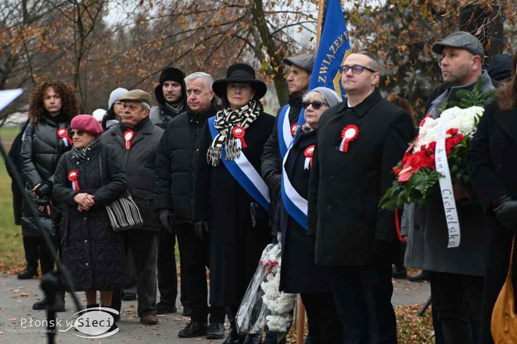 Płońszczanie pod pomnikiem Piłsudskiego