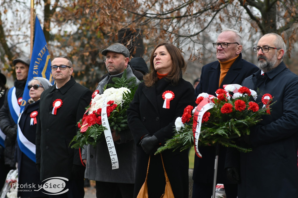 Płońszczanie pod pomnikiem Piłsudskiego