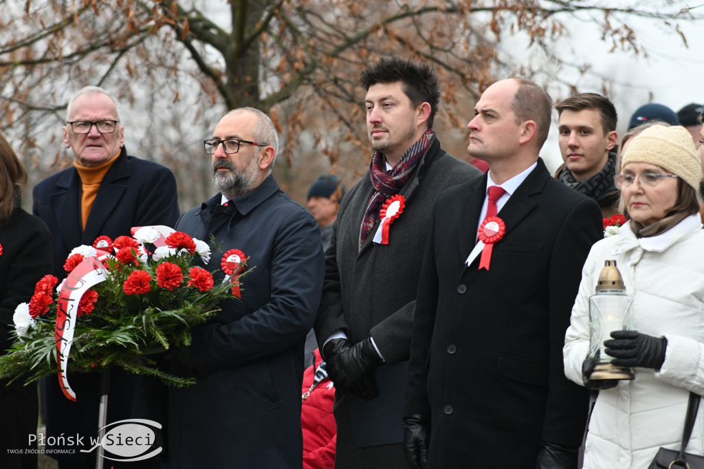 Płońszczanie pod pomnikiem Piłsudskiego