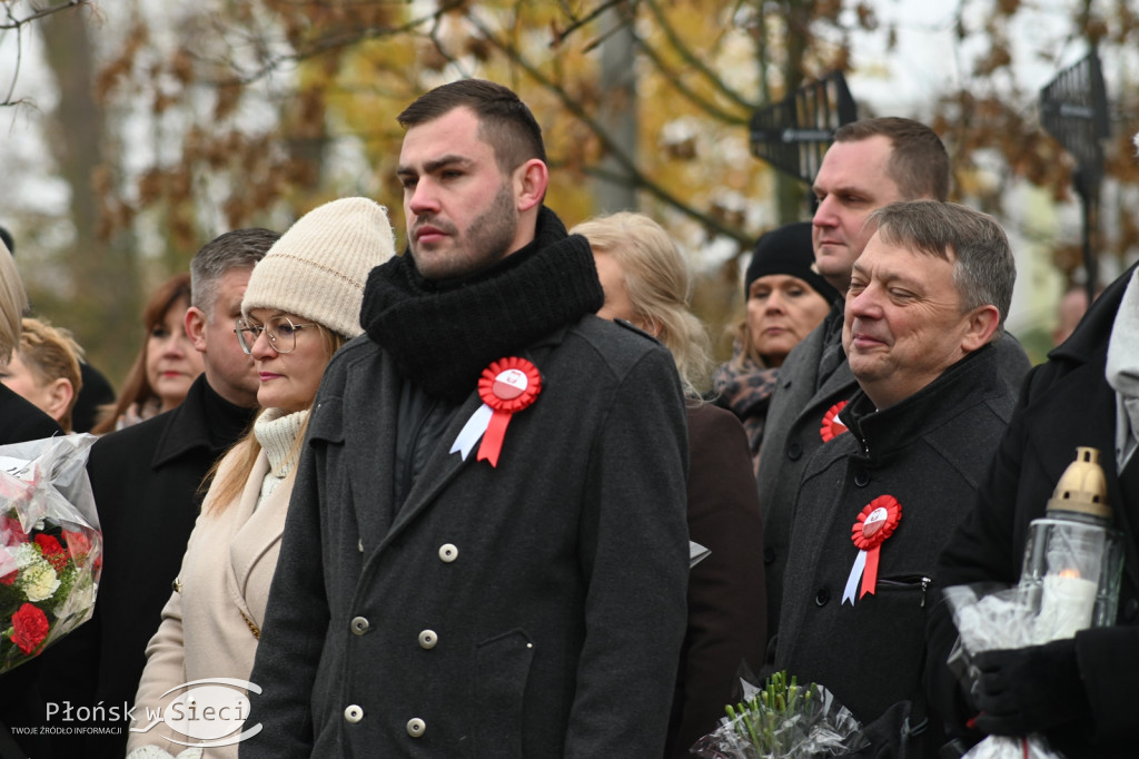 Płońszczanie pod pomnikiem Piłsudskiego