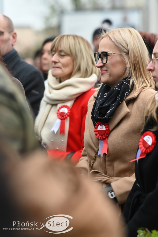 Płońszczanie pod pomnikiem Piłsudskiego