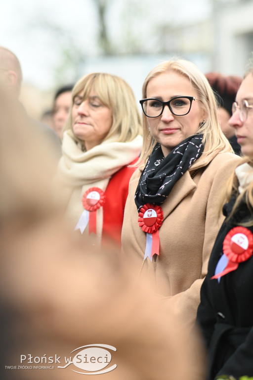 Płońszczanie pod pomnikiem Piłsudskiego