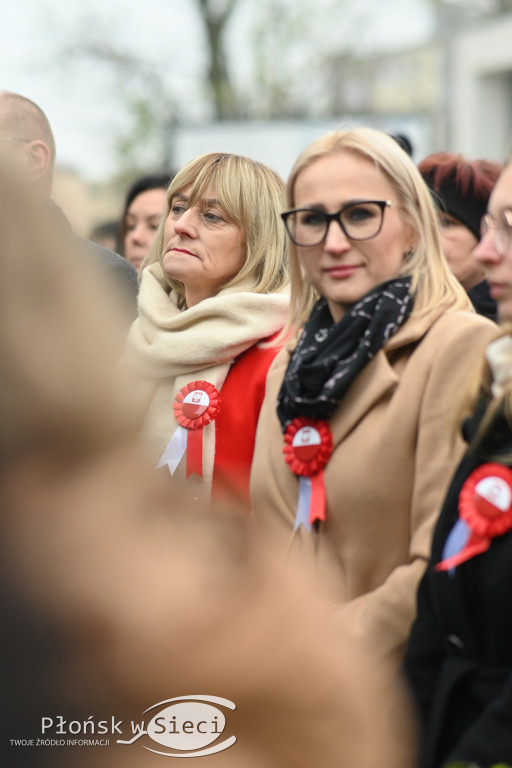 Płońszczanie pod pomnikiem Piłsudskiego