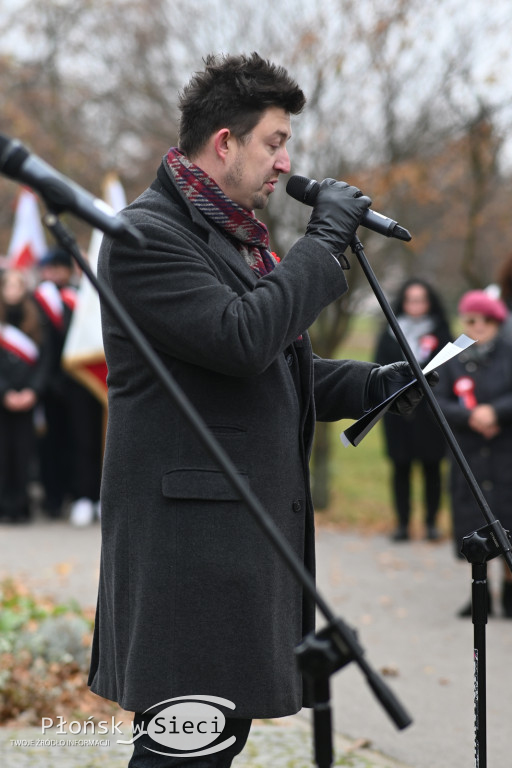 Płońszczanie pod pomnikiem Piłsudskiego