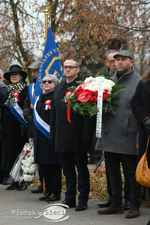 Płońszczanie pod pomnikiem Piłsudskiego